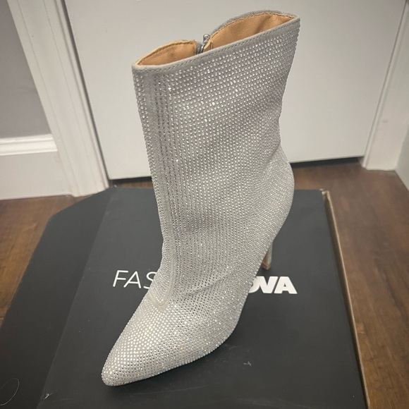 🪩🤍Silver Sparkly Rhinestone Booties🤍🪩 - Picture 6 of 6